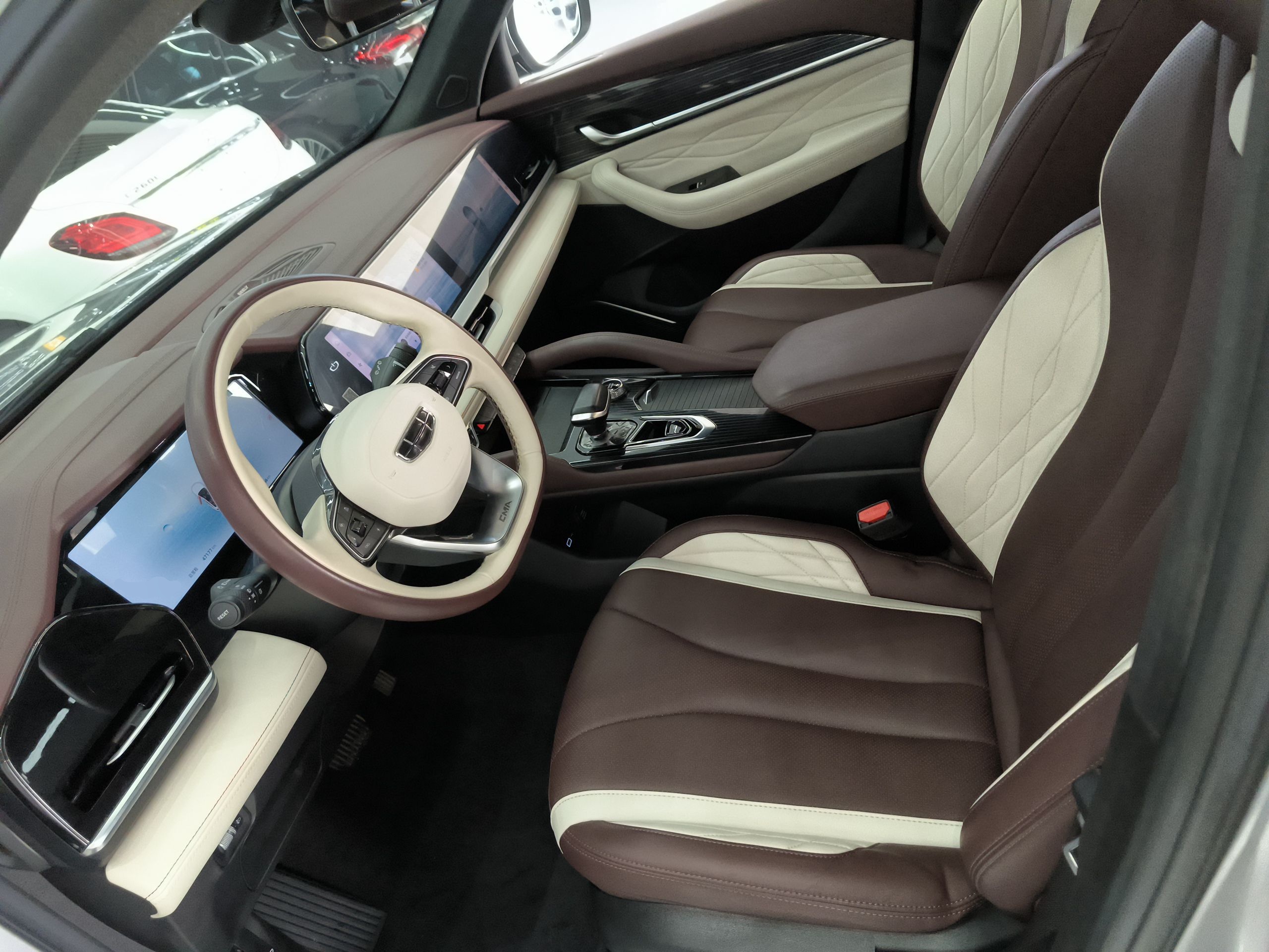 Переднее сиденье в автомобиле