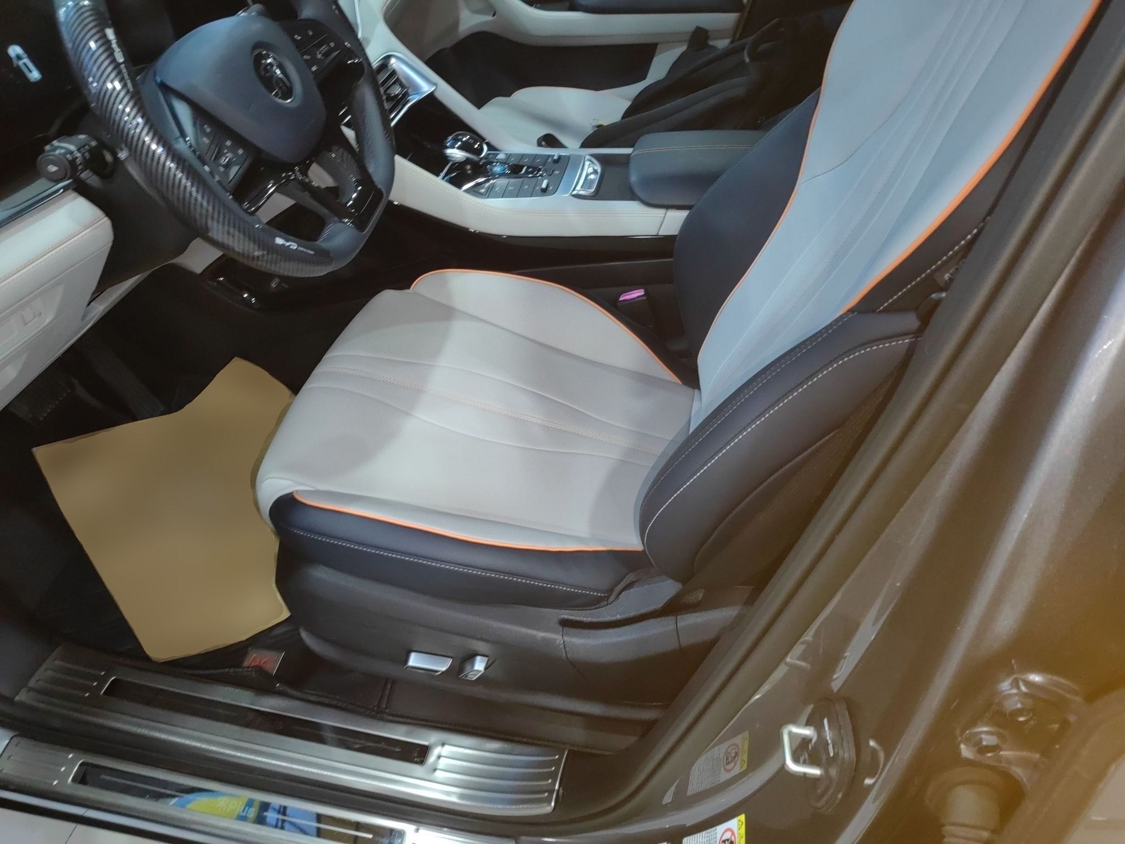 المقاعد الأمامية داخل السيارة