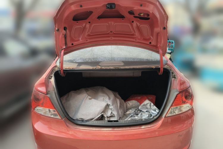 Used Hyundai Verna (older generation) 2010 Sedan 1.4L Manual Comfort GS Trunk