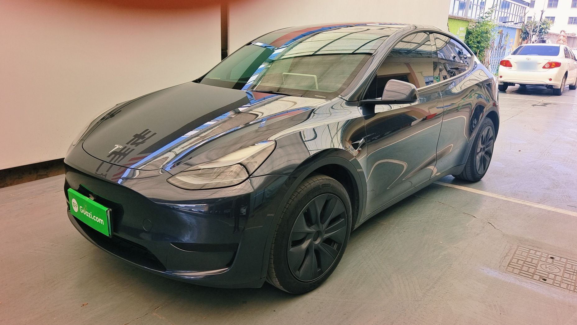 Под передней частью автомобиля