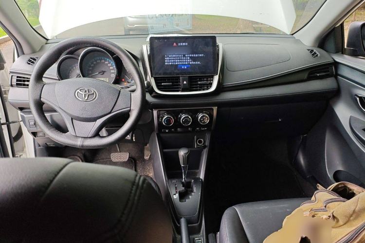 Used Toyota YARiS L Zhi Xiang 2018 1.5E CVT Champion Limited Edition Center Console