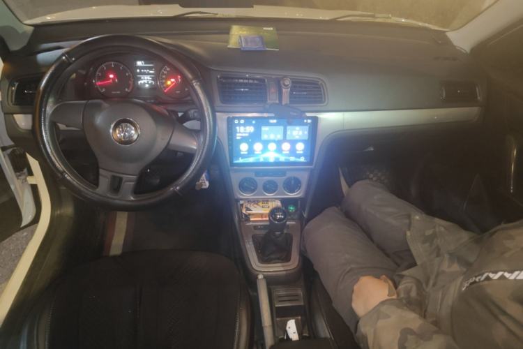 Used Volkswagen Gran Lavida 2013 1.6L Manual Fashion Model Center Console