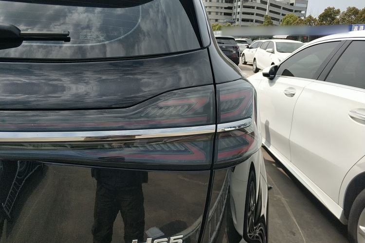Used Hongqi HS5 2025 2.0T Two-Wheel Drive Flagship Pro Edition Right Rear Taillight