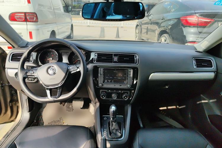 Used Volkswagen Sagitar 2017 180TSI Automatic Luxury Edition Center Console