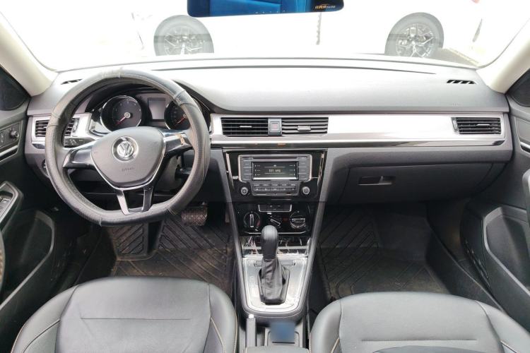 Used Volkswagen Bora 2017 1.6L Automatic Comfort Model Center Console