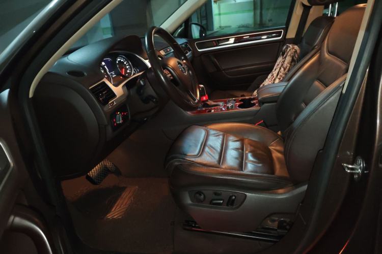 Used Volkswagen Touareg 2011 3.0 TSI Standard Version Left Front Seat