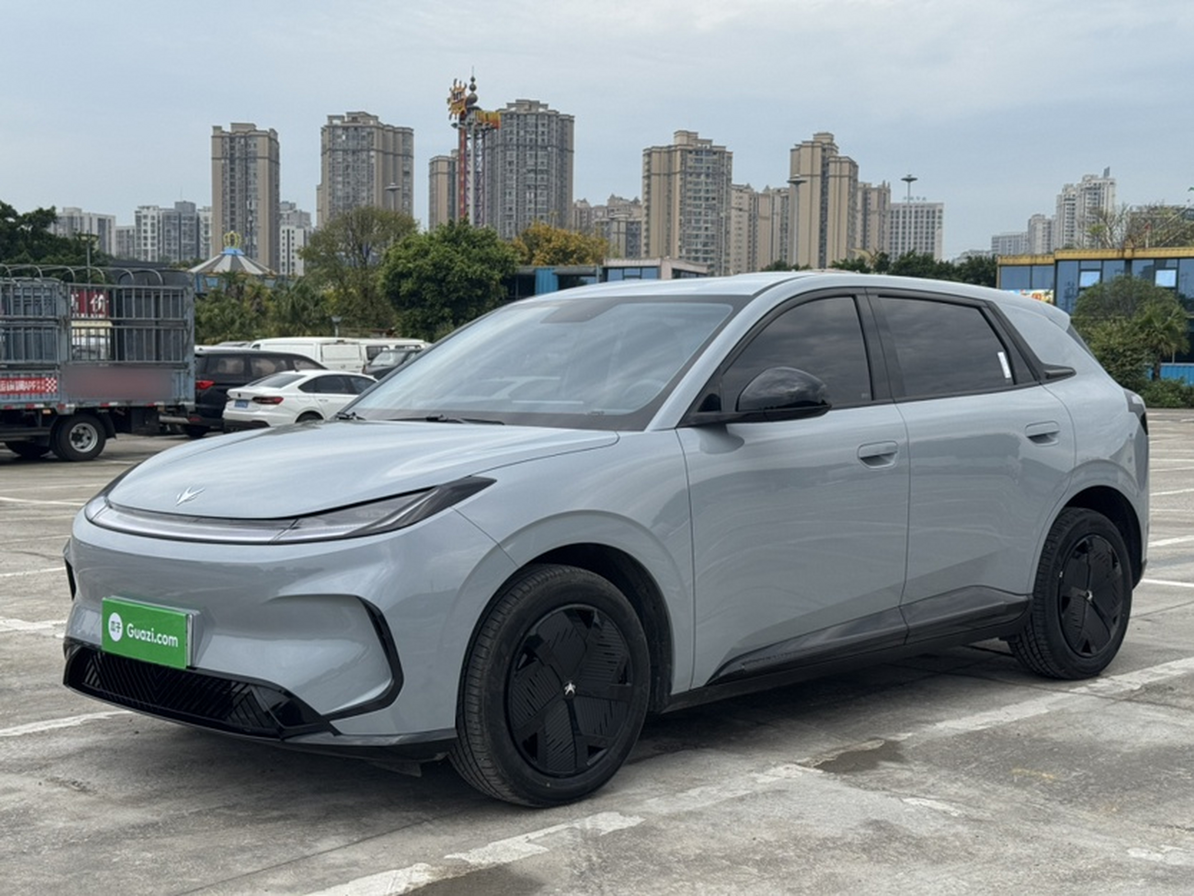 Под передней частью автомобиля