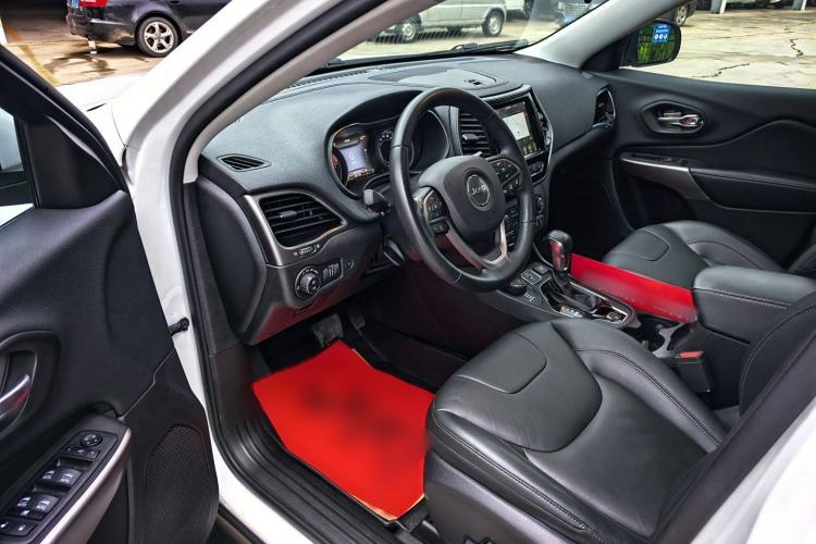 Used Jeep Cherokee 2019 2.0T Four-Wheel Drive Explorer Edition + Autonomous Driving Smart Package China VI