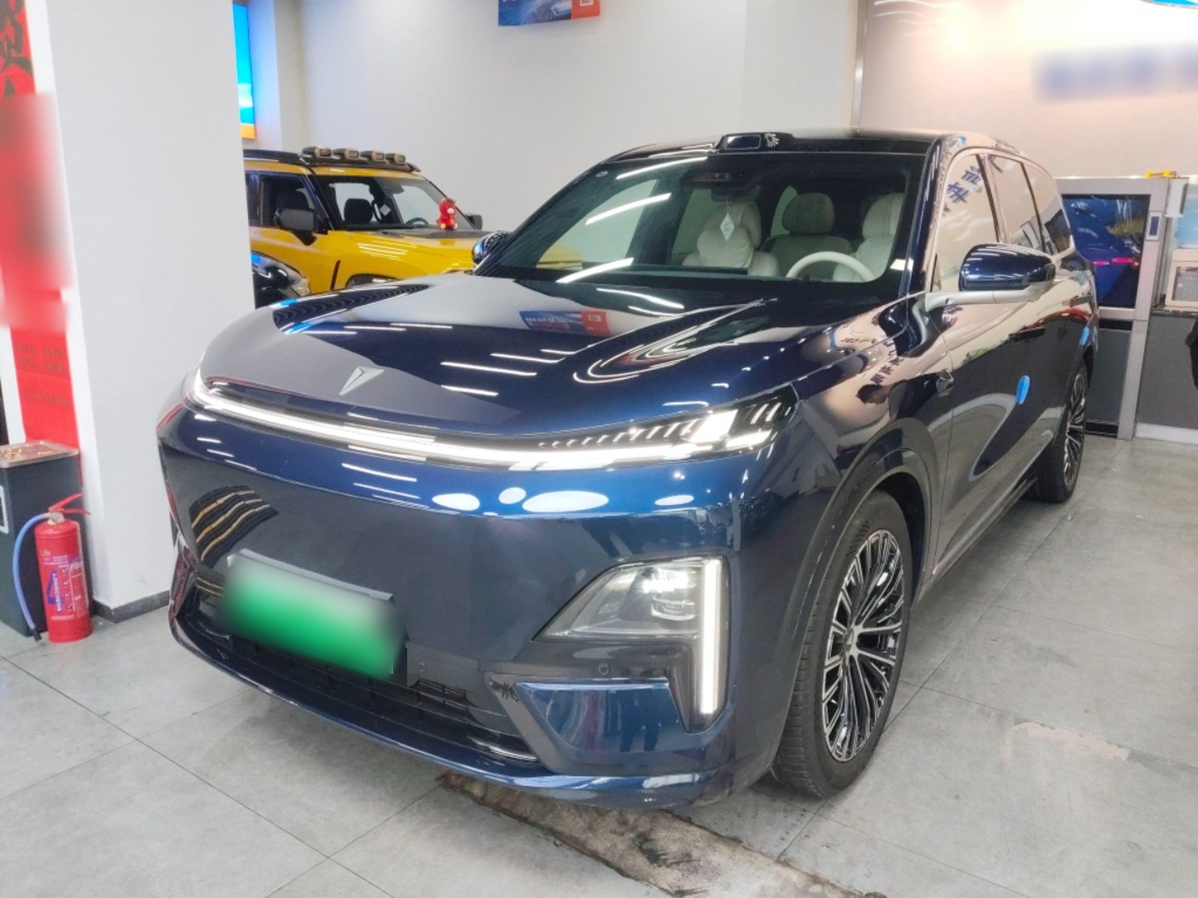 تحت مقدمة السيارة