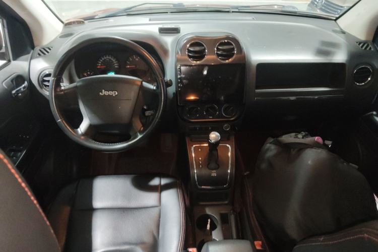 Used Jeep Compass 2007 2.4L four-wheel drive sport version Center Console