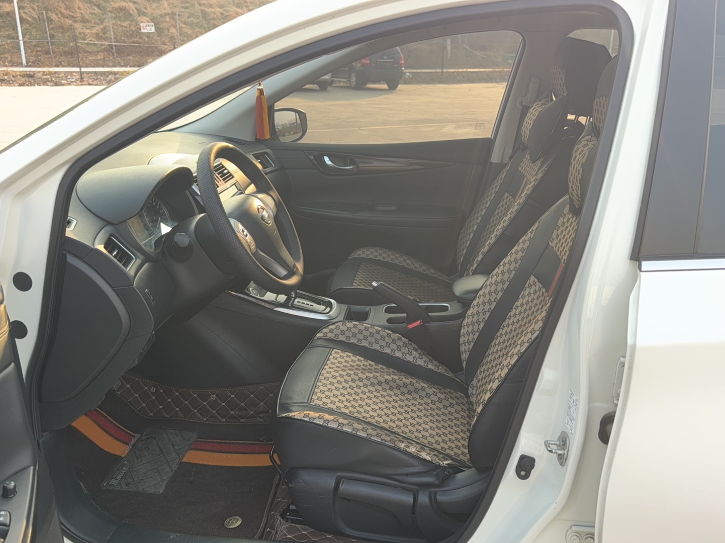 المقاعد الأمامية داخل السيارة