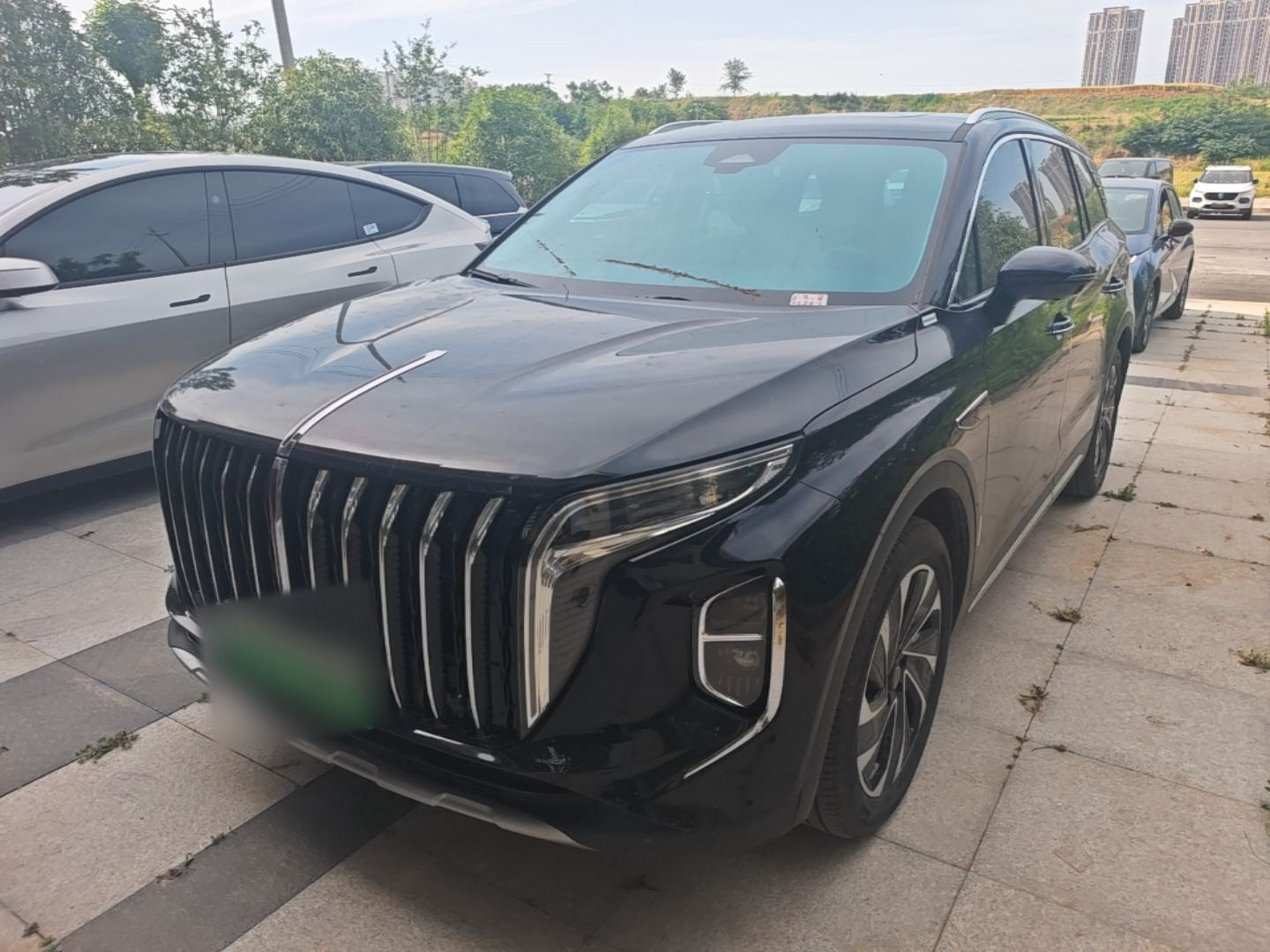 Под передней частью автомобиля