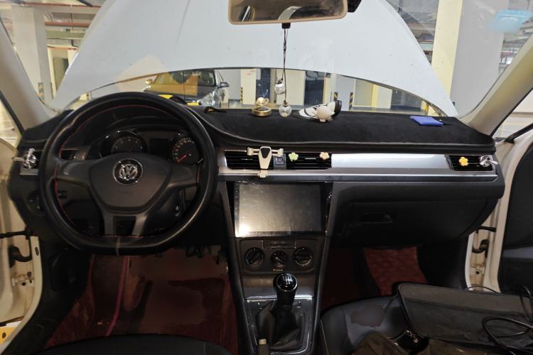 Used Volkswagen Bora 2018 1.5L Manual Fashion Model Center Console