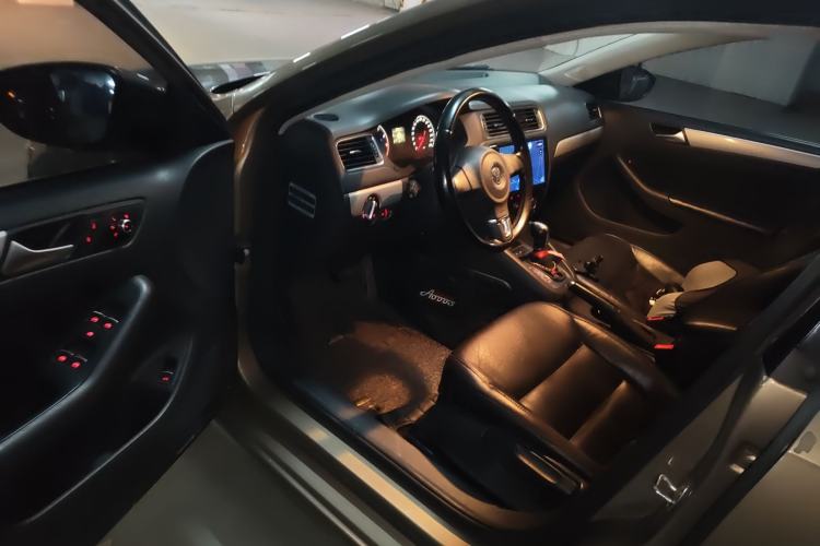 Used Volkswagen Sagitar 2014 Revised Version 1.6L Automatic Comfort Edition Driver Seat