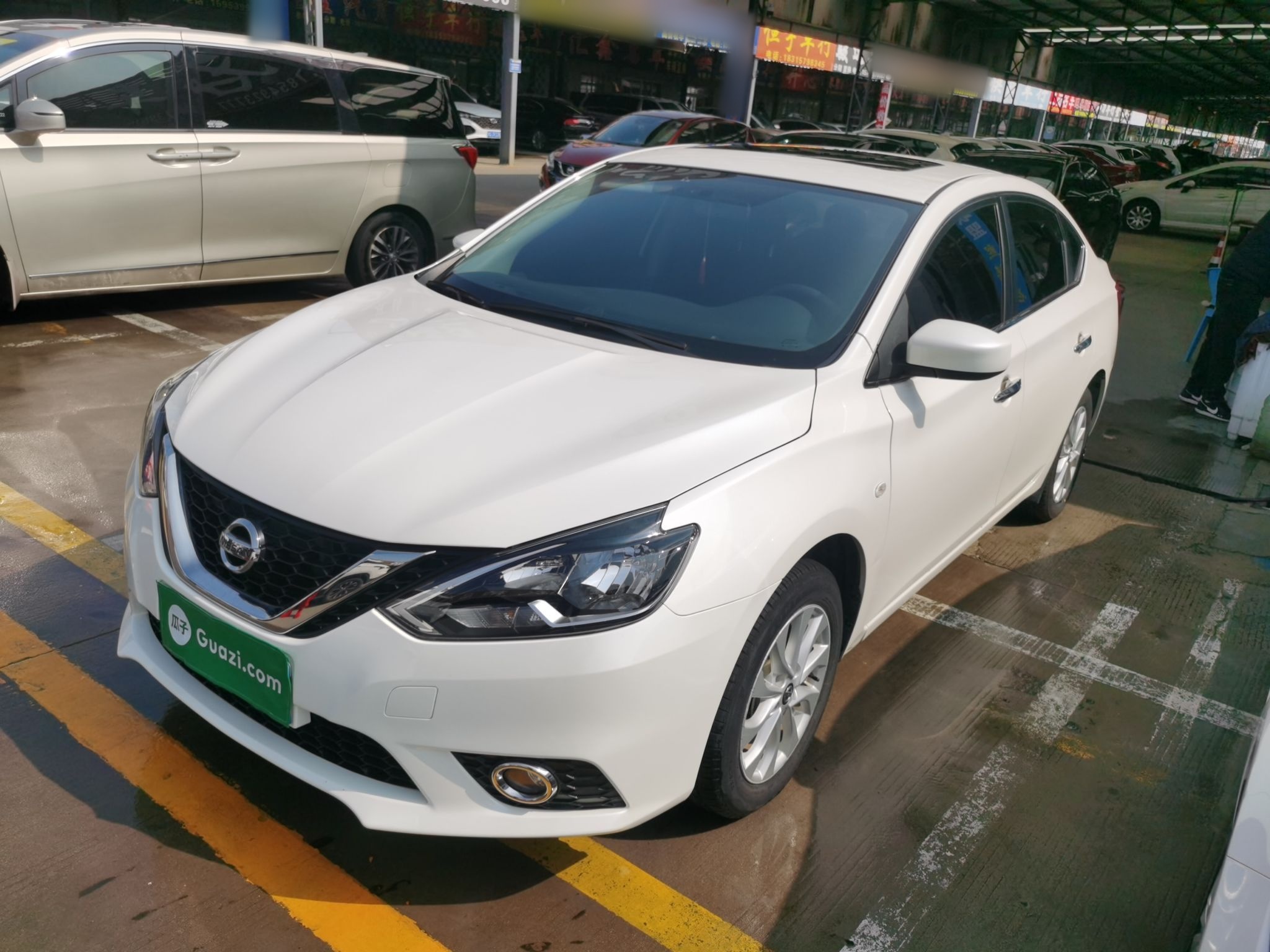 تحت مقدمة السيارة