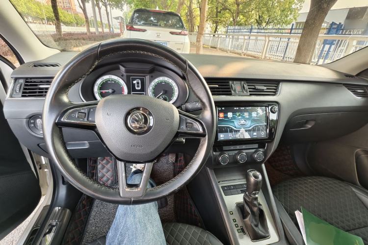 Used Skoda Octavia 2018 TSI280 DSG Luxury Edition Center Console