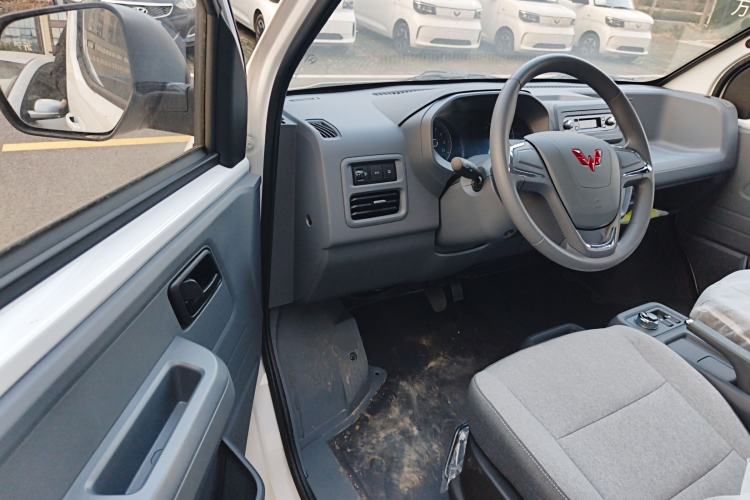 Used Wuling Yangguang 2024 300KM Comfort Version Passenger Van 75kW