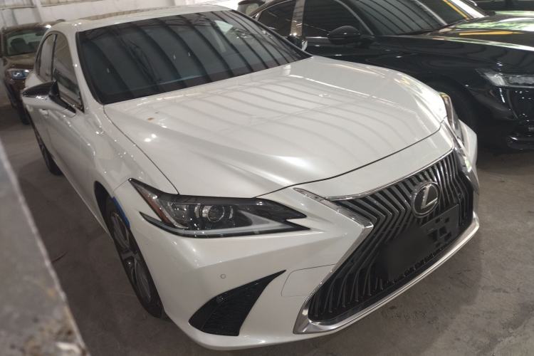 Used Lexus ES 2020 260 Excellence Edition Front Right 45 Deg