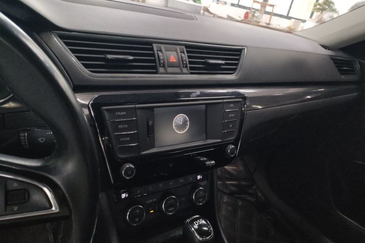 Used Skoda Superb 2016 TSI330 DSG Smart Drive Edition Center Console