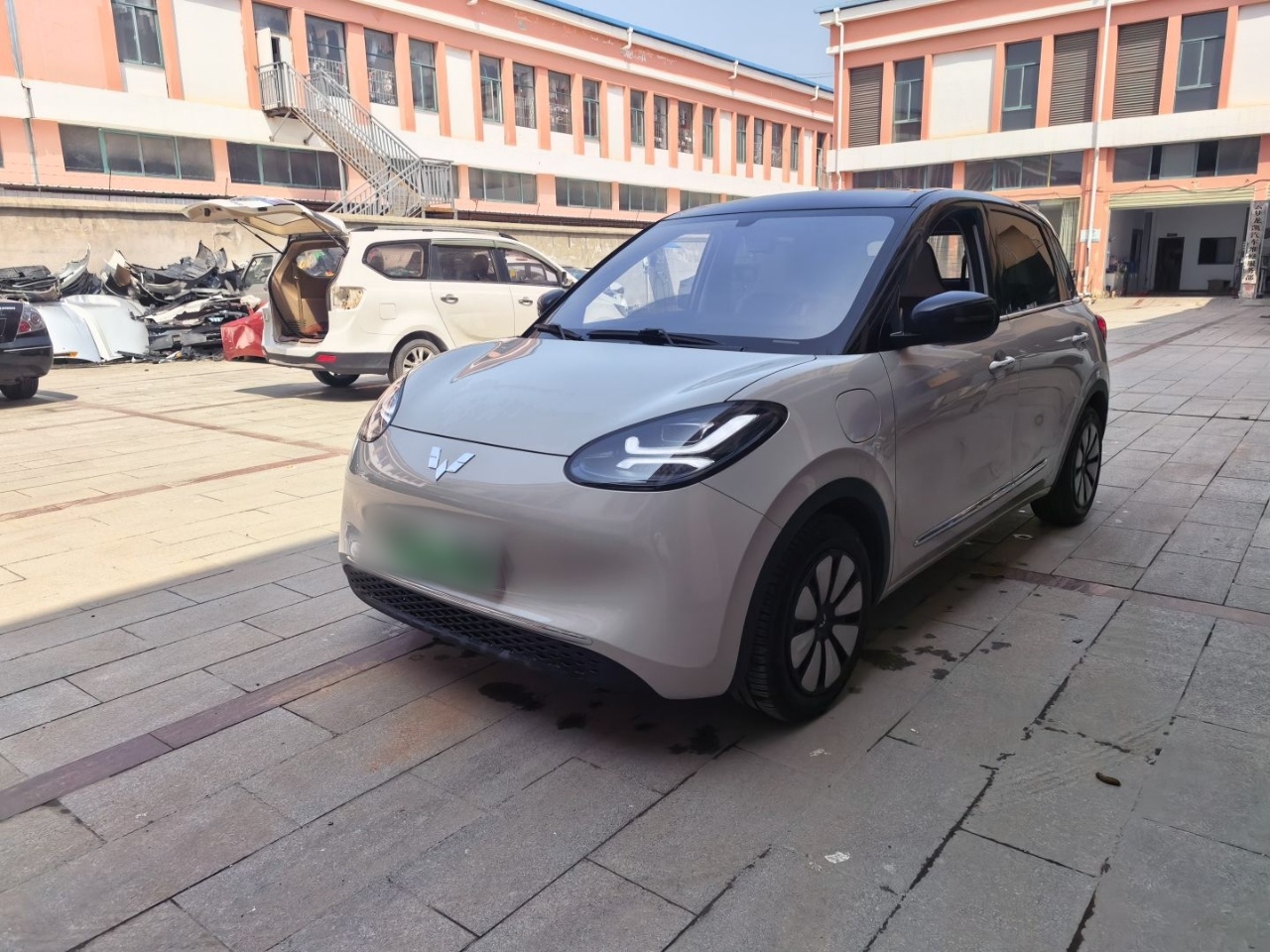 Под передней частью автомобиля