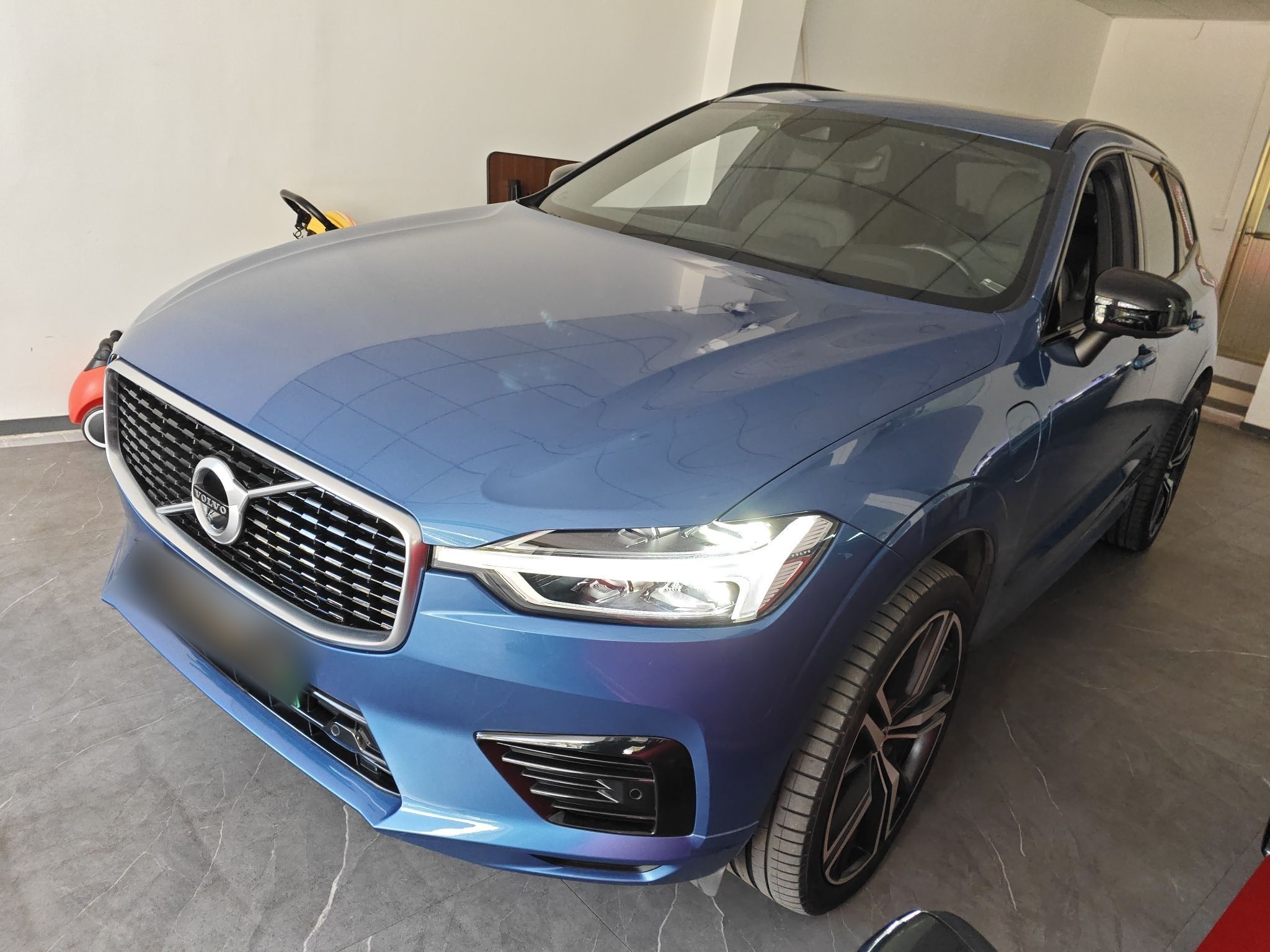 Под передней частью автомобиля