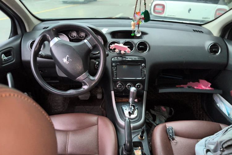 Used Peugeot 408 2013 1.6L Automatic Comfort Edition Center Console