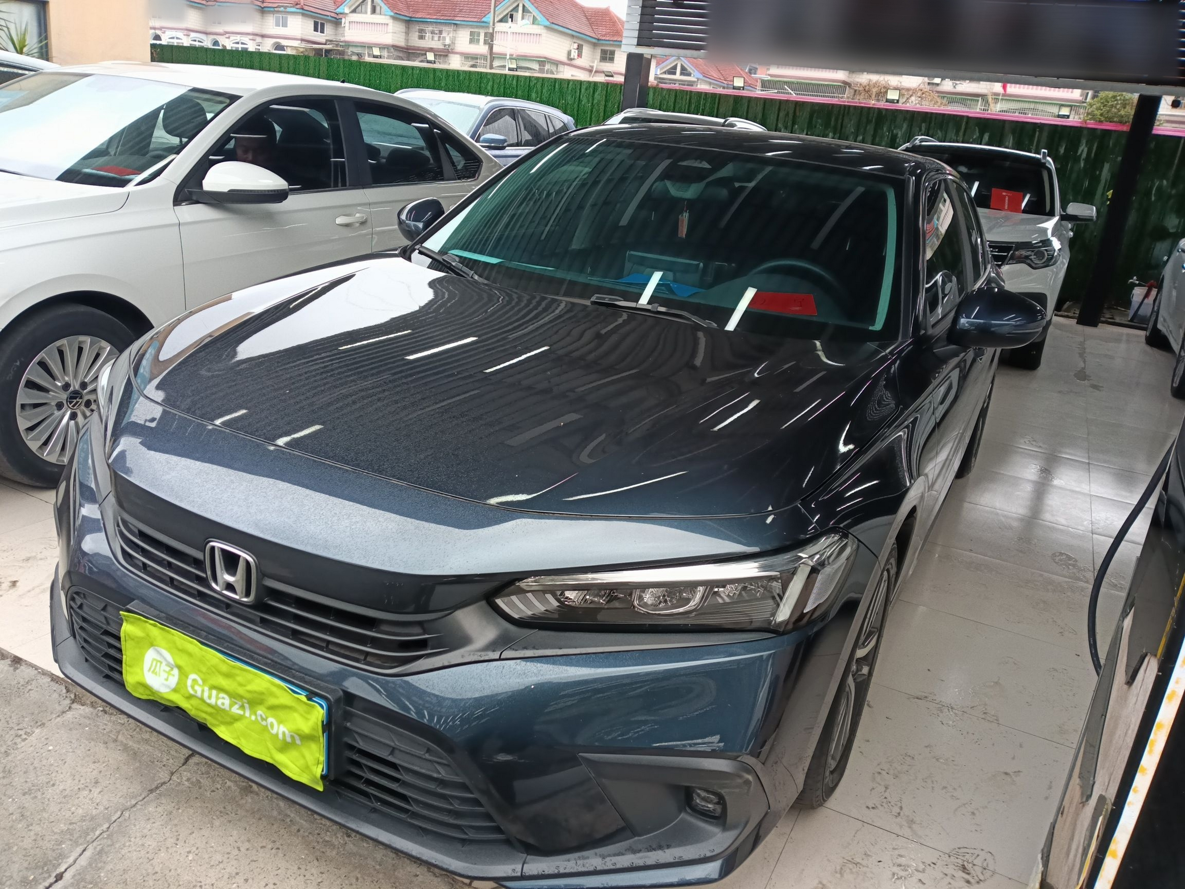 Под передней частью автомобиля