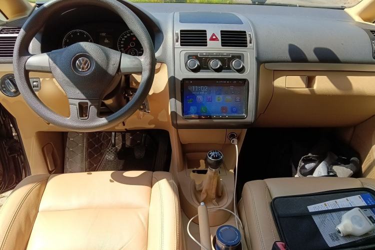 Used Volkswagen Touran 2011 1.4T Manual Zhiya Edition 5 Seats Center Console