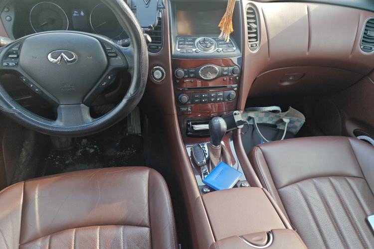 Used Infiniti QX50 2013 2.5L Two-Wheel-Drive Elegant Edition Center Console