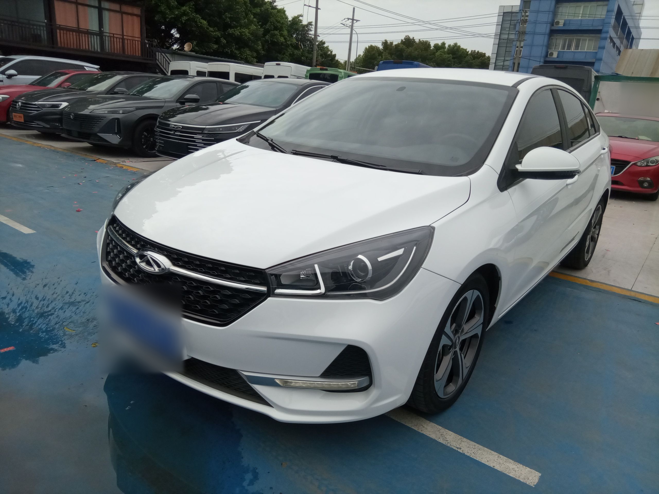 Под передней частью автомобиля