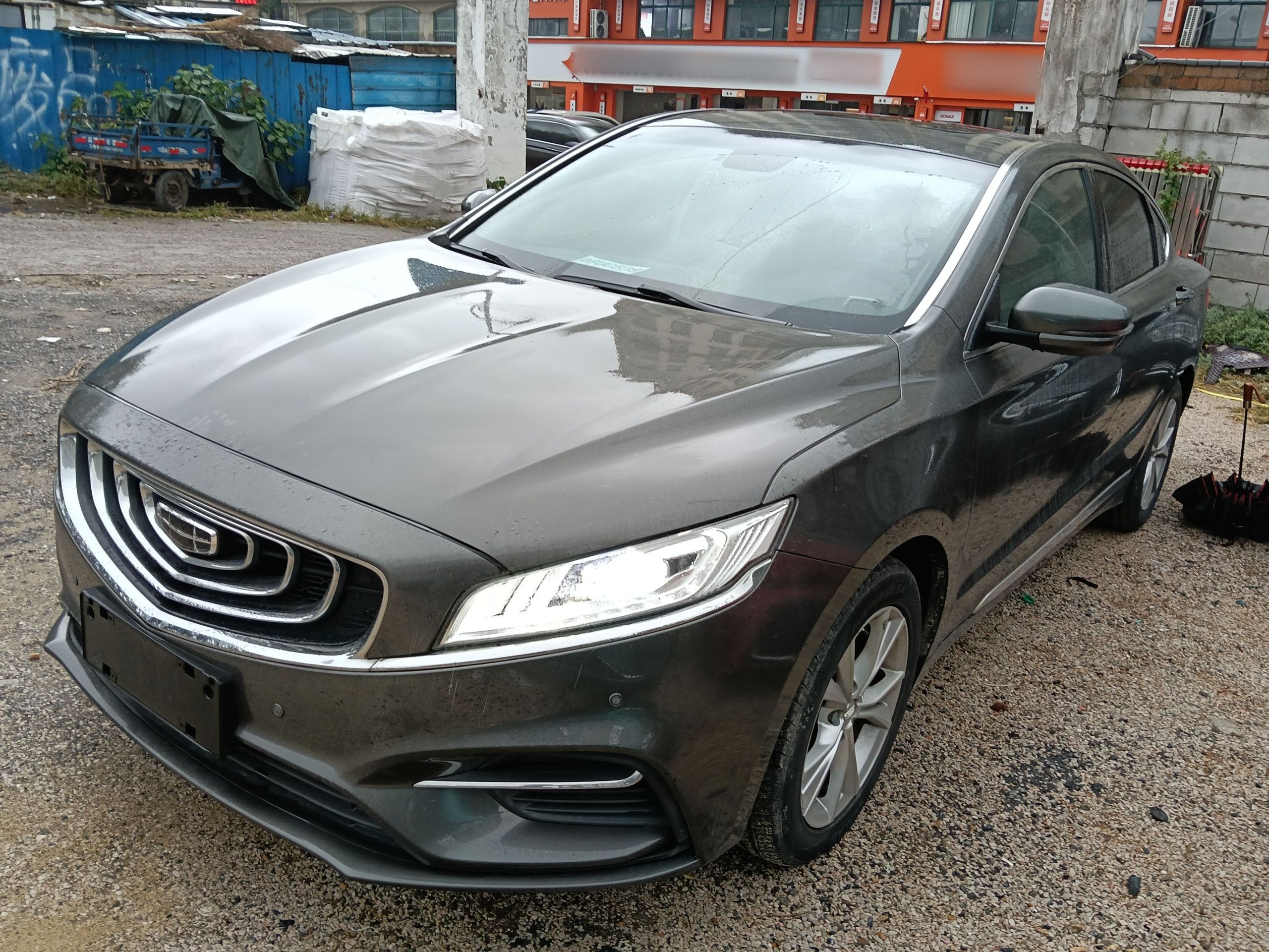 تحت مقدمة السيارة