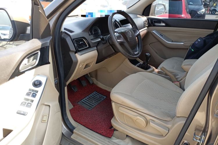 Used Baojun 730 2014 1.5L manual standard trim 7 seats Driver Seat