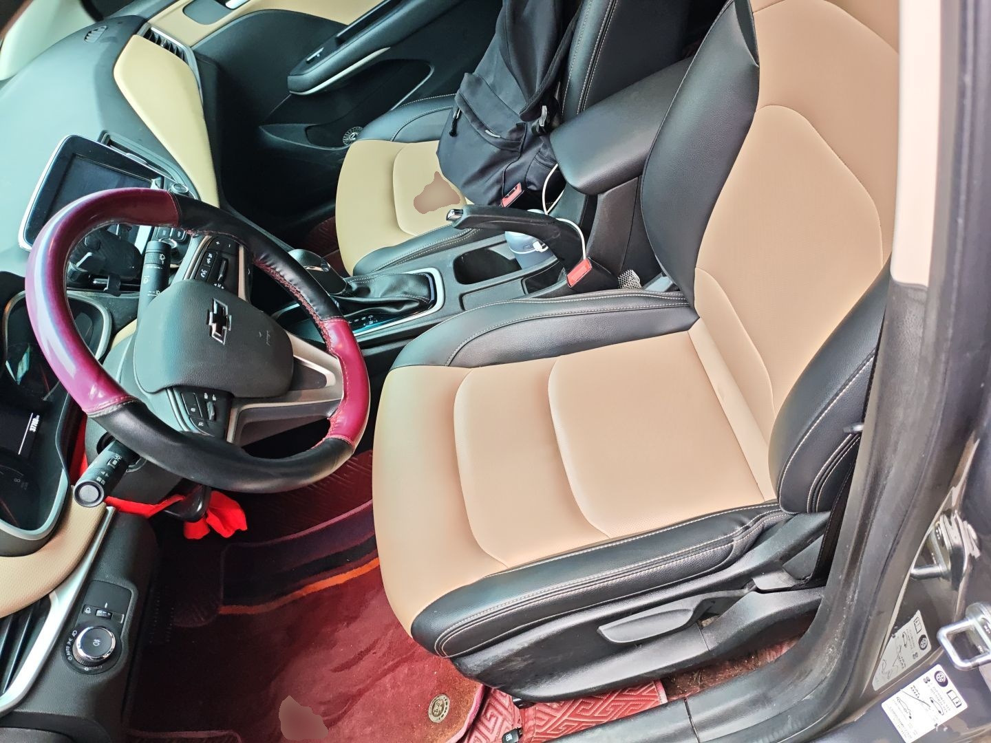 المقاعد الأمامية داخل السيارة