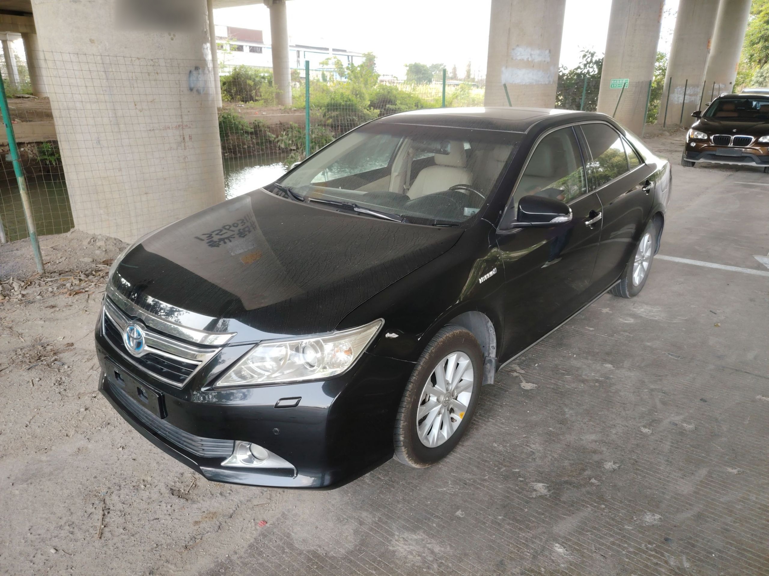 Под передней частью автомобиля