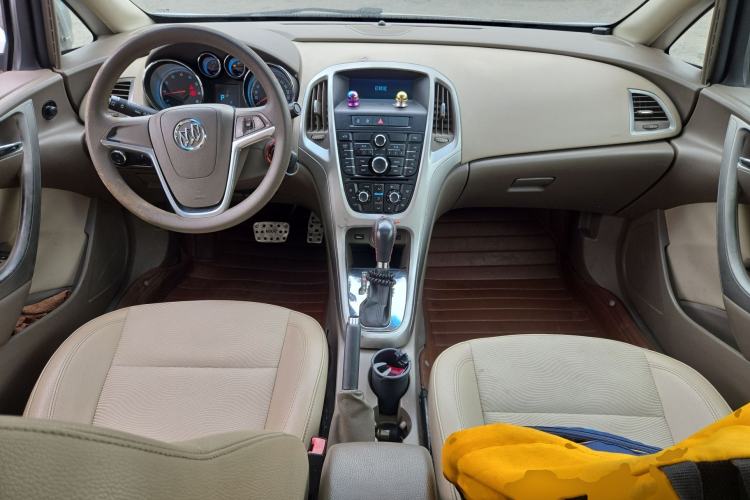 Used Buick GT 2013 GT 1.6L Automatic Fashion Edition Center Console