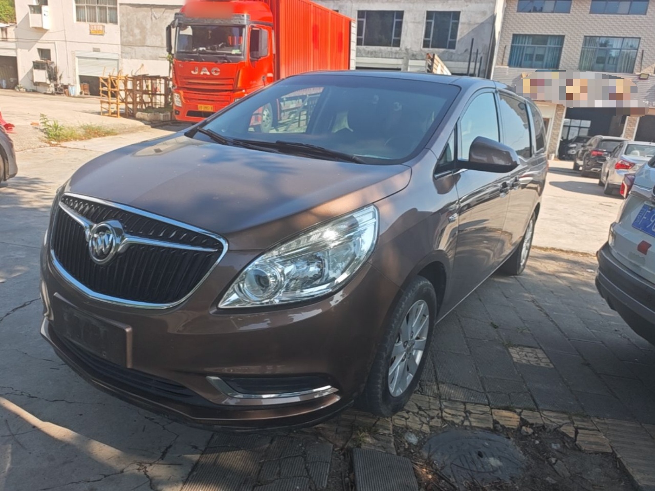 Unter der Vorderseite des Autos