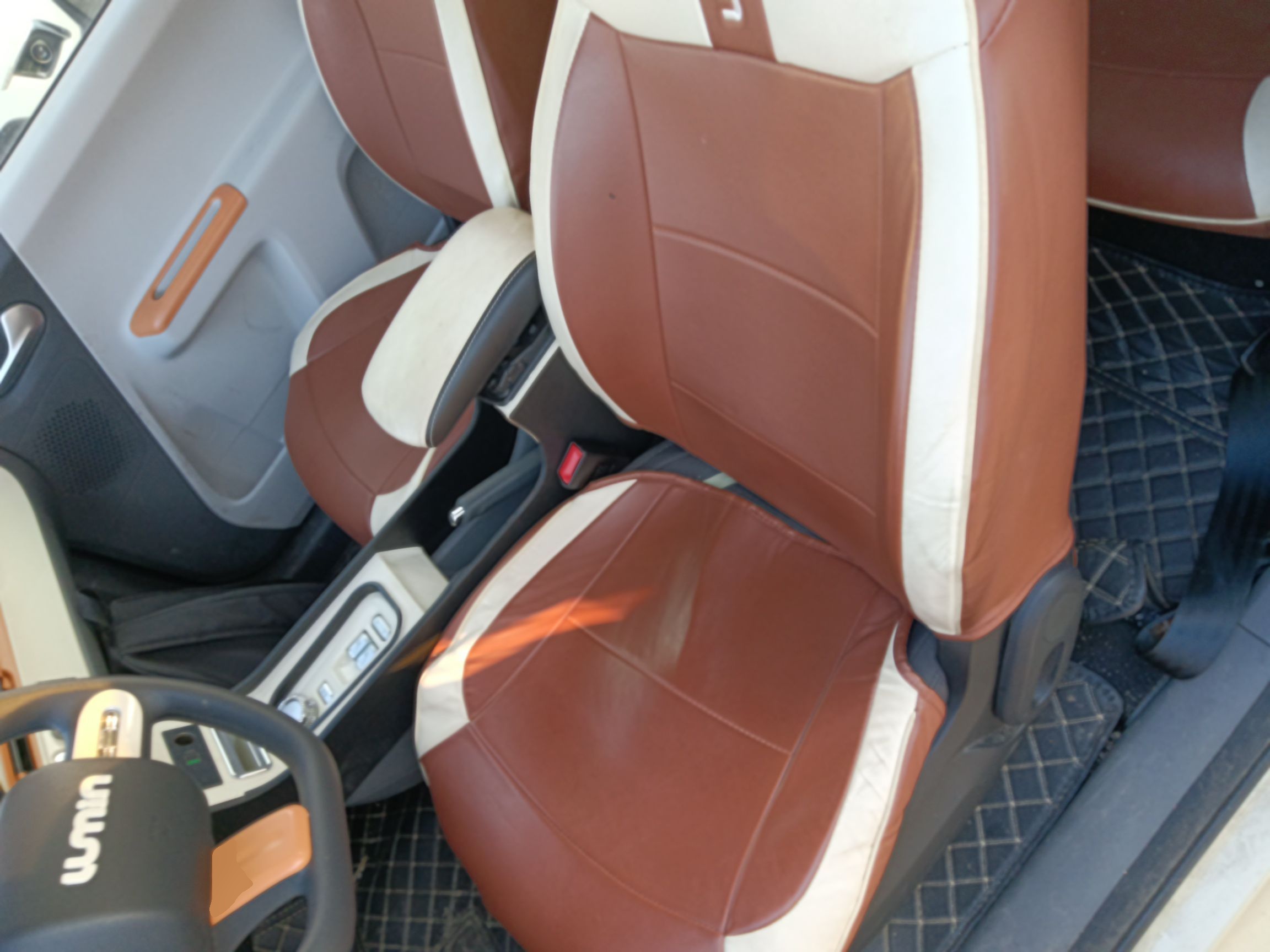 المقاعد الأمامية داخل السيارة