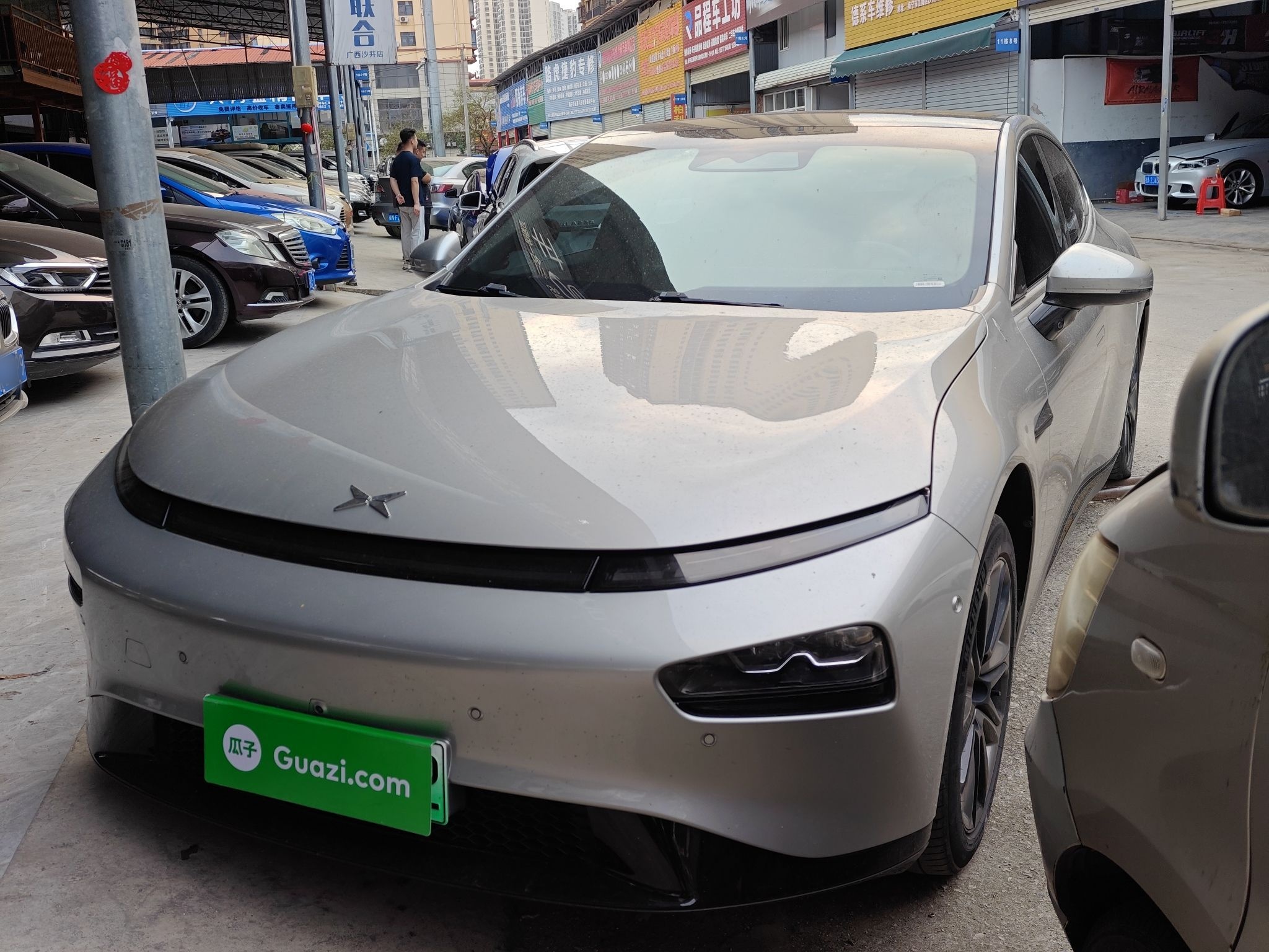 تحت مقدمة السيارة