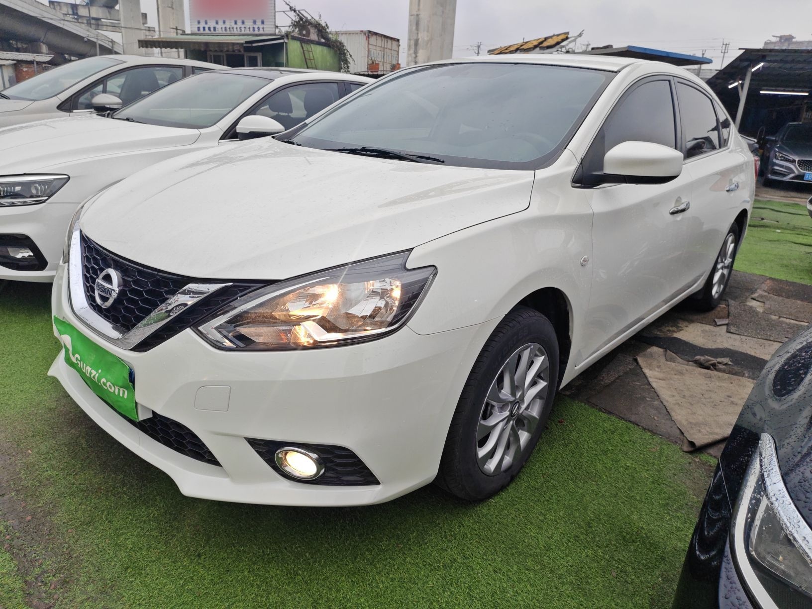 Под передней частью автомобиля