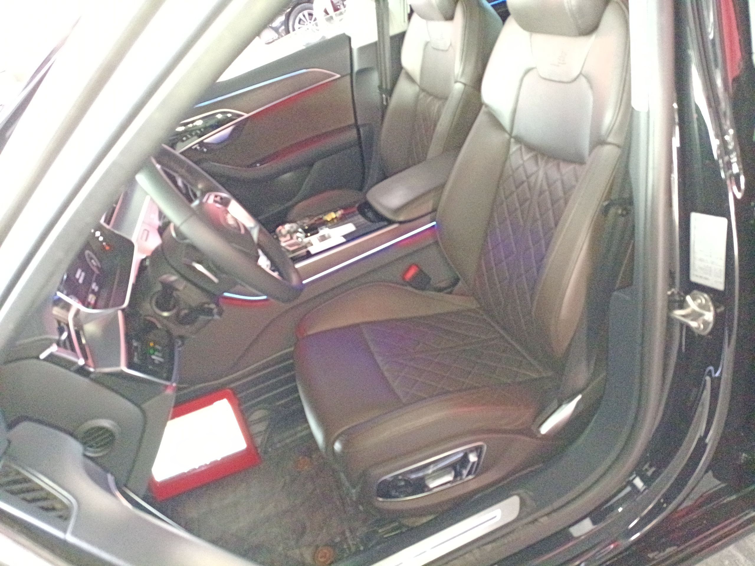 Переднее сиденье в автомобиле