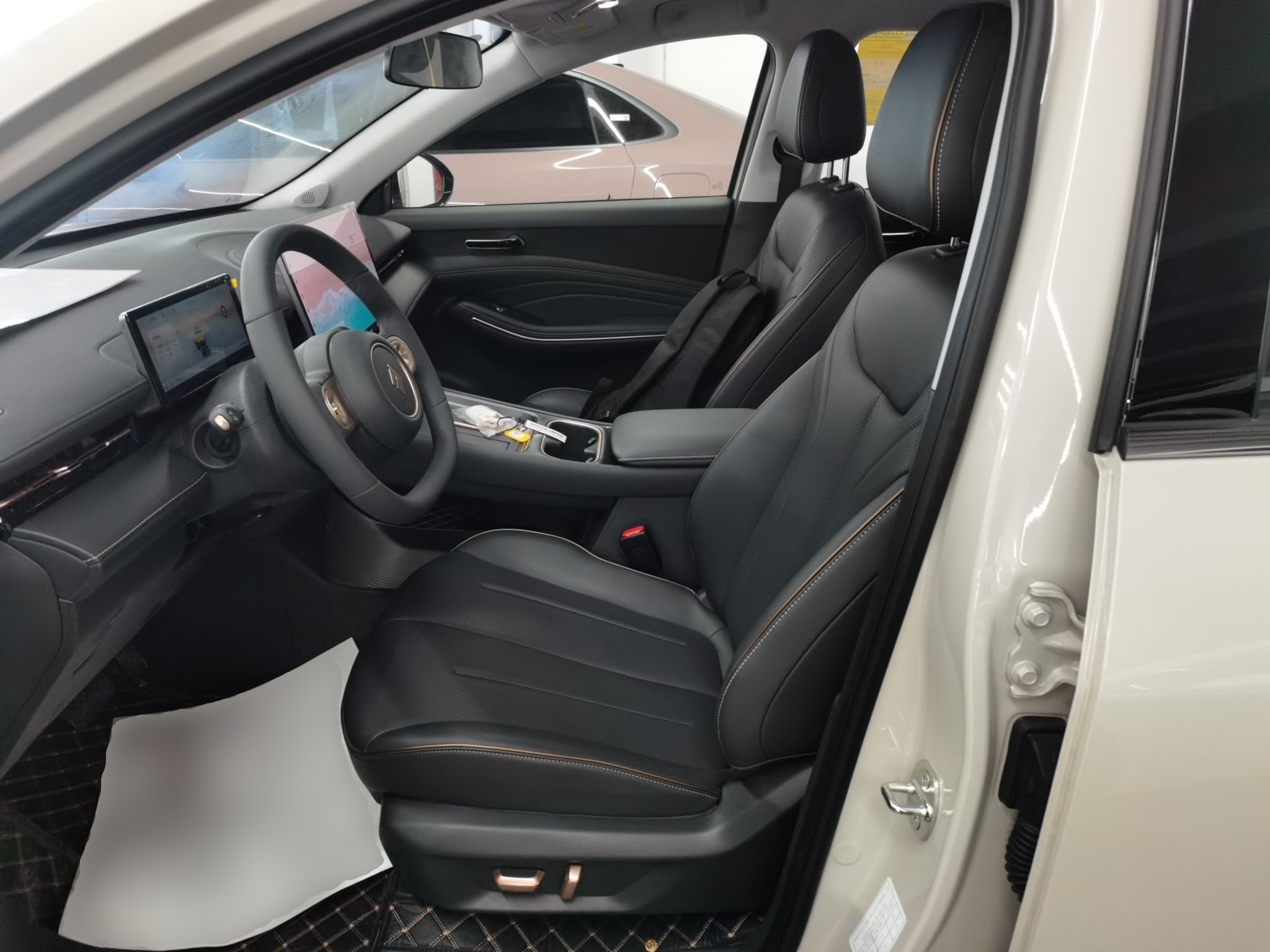 المقاعد الأمامية داخل السيارة