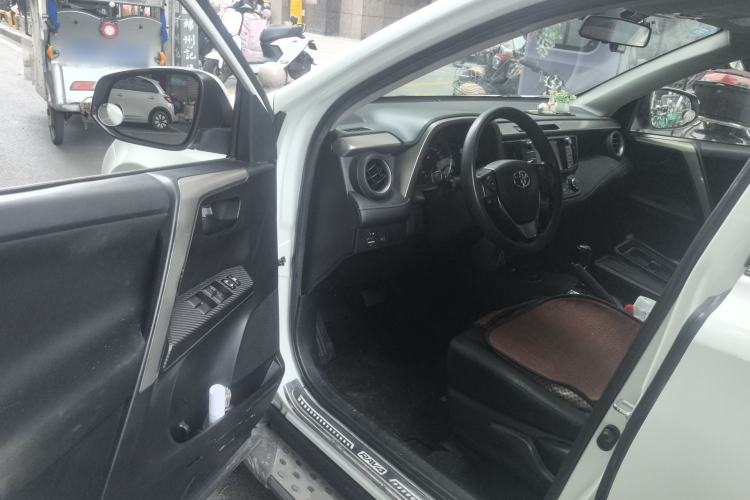 Used Toyota RAV4 2015 2.0L CVT Two-Wheel Drive Fashion Edition Driver Seat