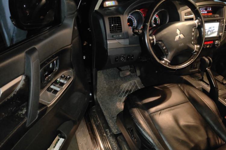 Used Mitsubishi Pajero 2015 3.0L Automatic Luxury Version China IV Standard
