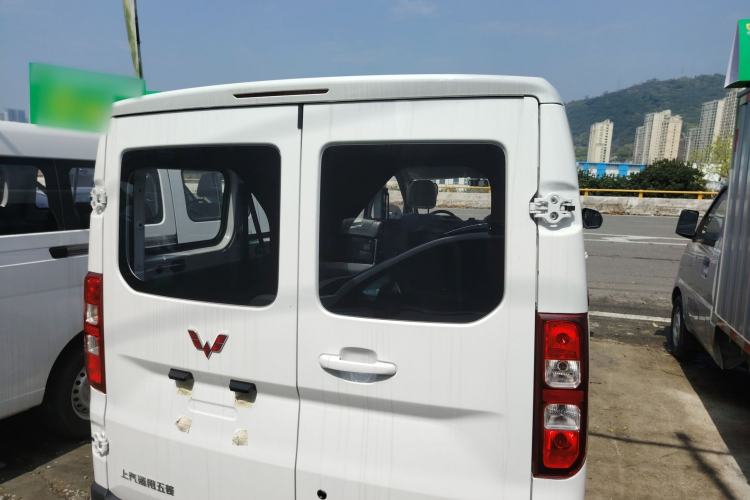 Used Wuling Yangguang 2024 300KM Comfort Version Passenger Van 75kW