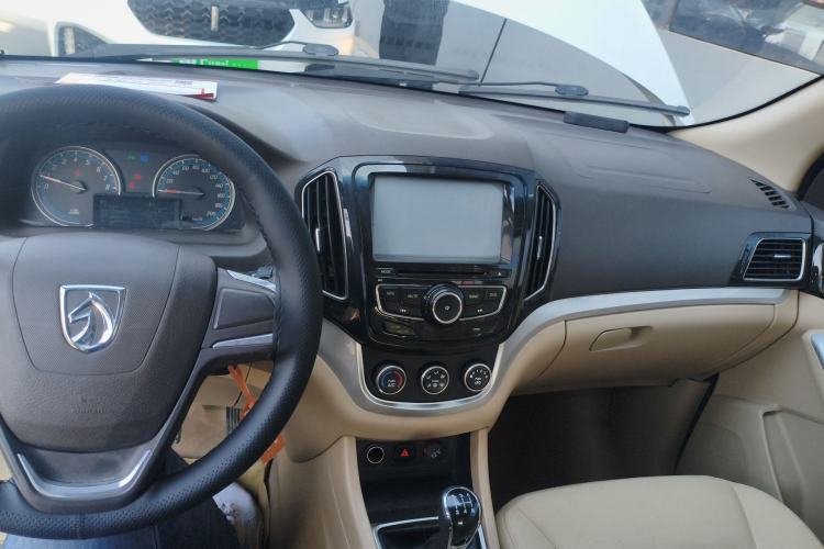Used Baojun 730 2014 1.5L manual standard trim 7 seats