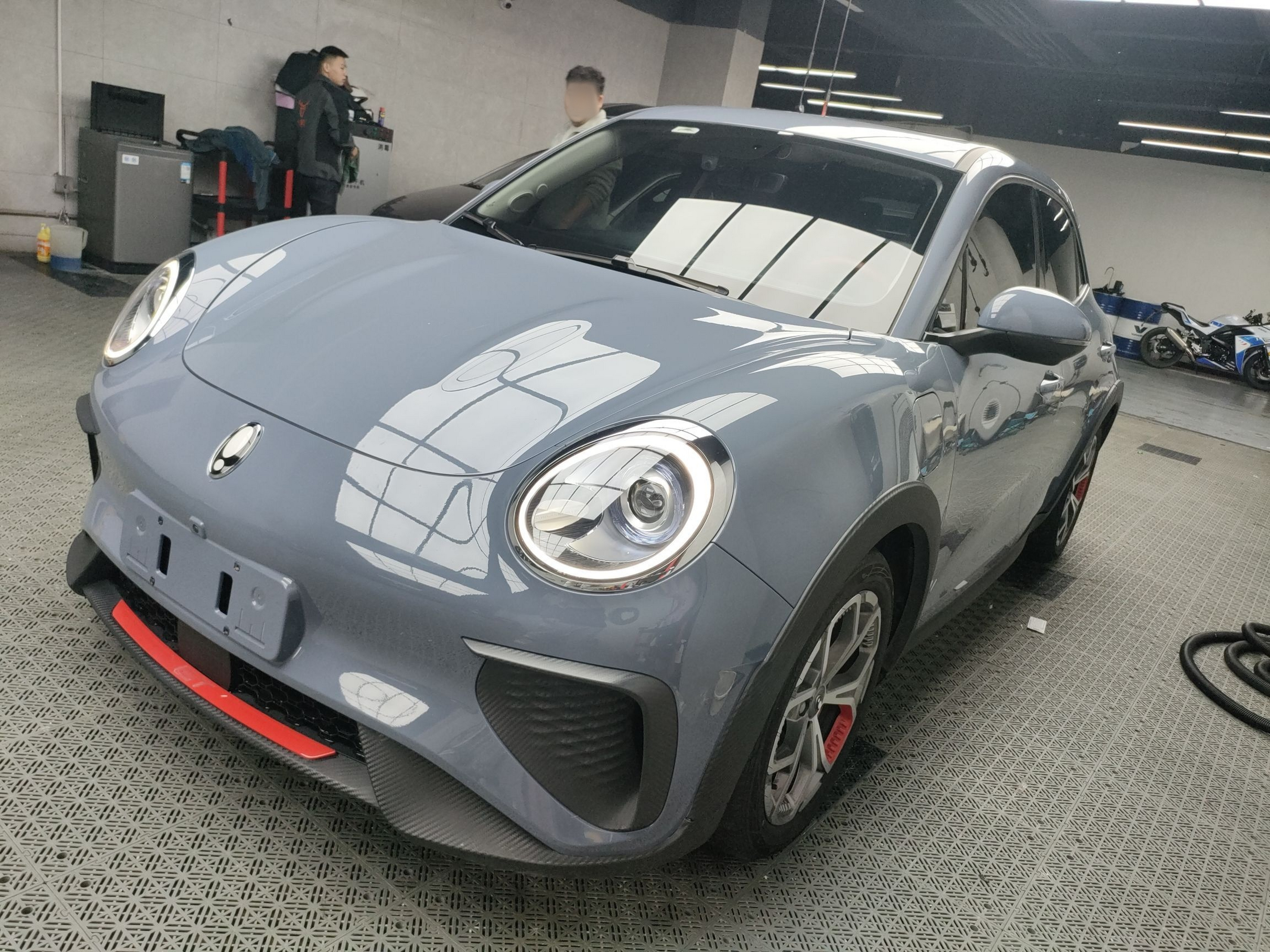 Под передней частью автомобиля