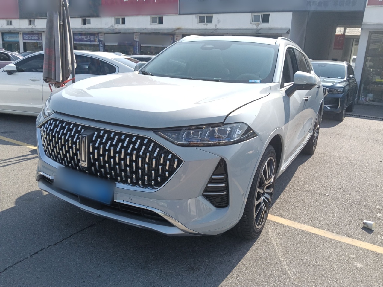 تحت مقدمة السيارة