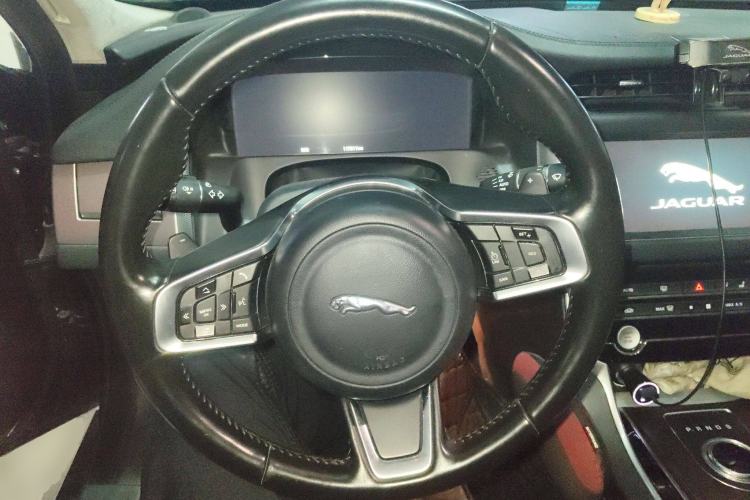 Used Jaguar XFL 2018 XFL 2.0T 250 PS Luxury Edition Steering Wheel