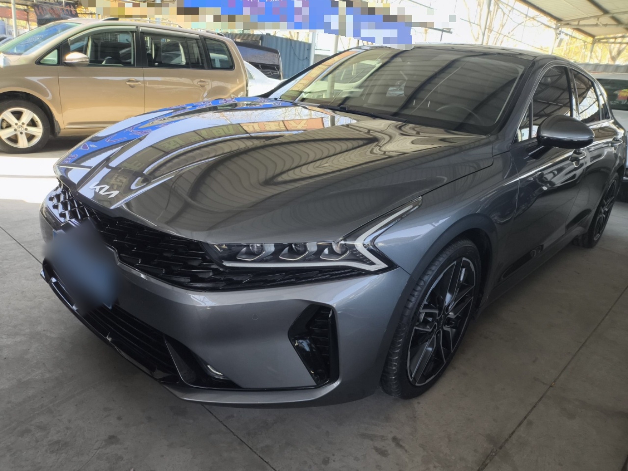 تحت مقدمة السيارة