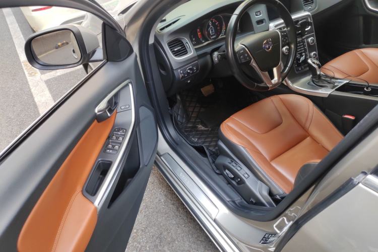 Used Volvo V60 2015 T5 Zhiya Edition
